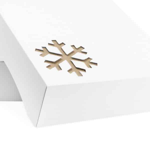 Pudełko świąteczne na prezent białe wieko zbliżenie na brązową śnieżynkę
